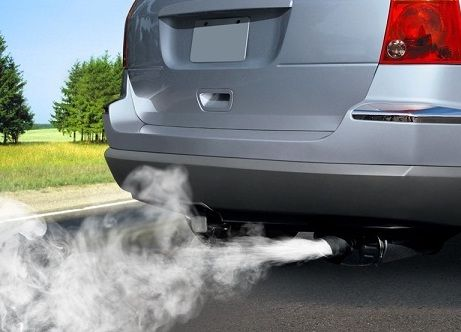 ¿Por qué mi Chevrolet Spark bota agua por el tubo de escape?