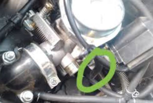 Por qué tira gasolina el carburador de una moto