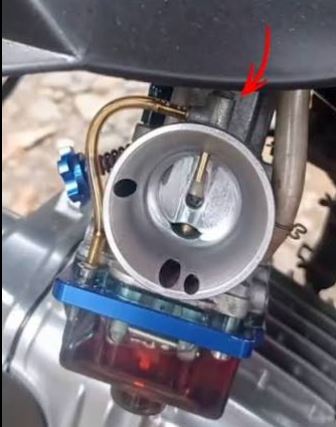 ¿Por qué mi moto tira gasolina por el respiradero?