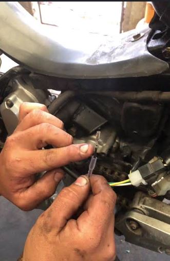 ¿Por qué mi moto no prende si tiene chispa y gasolina?